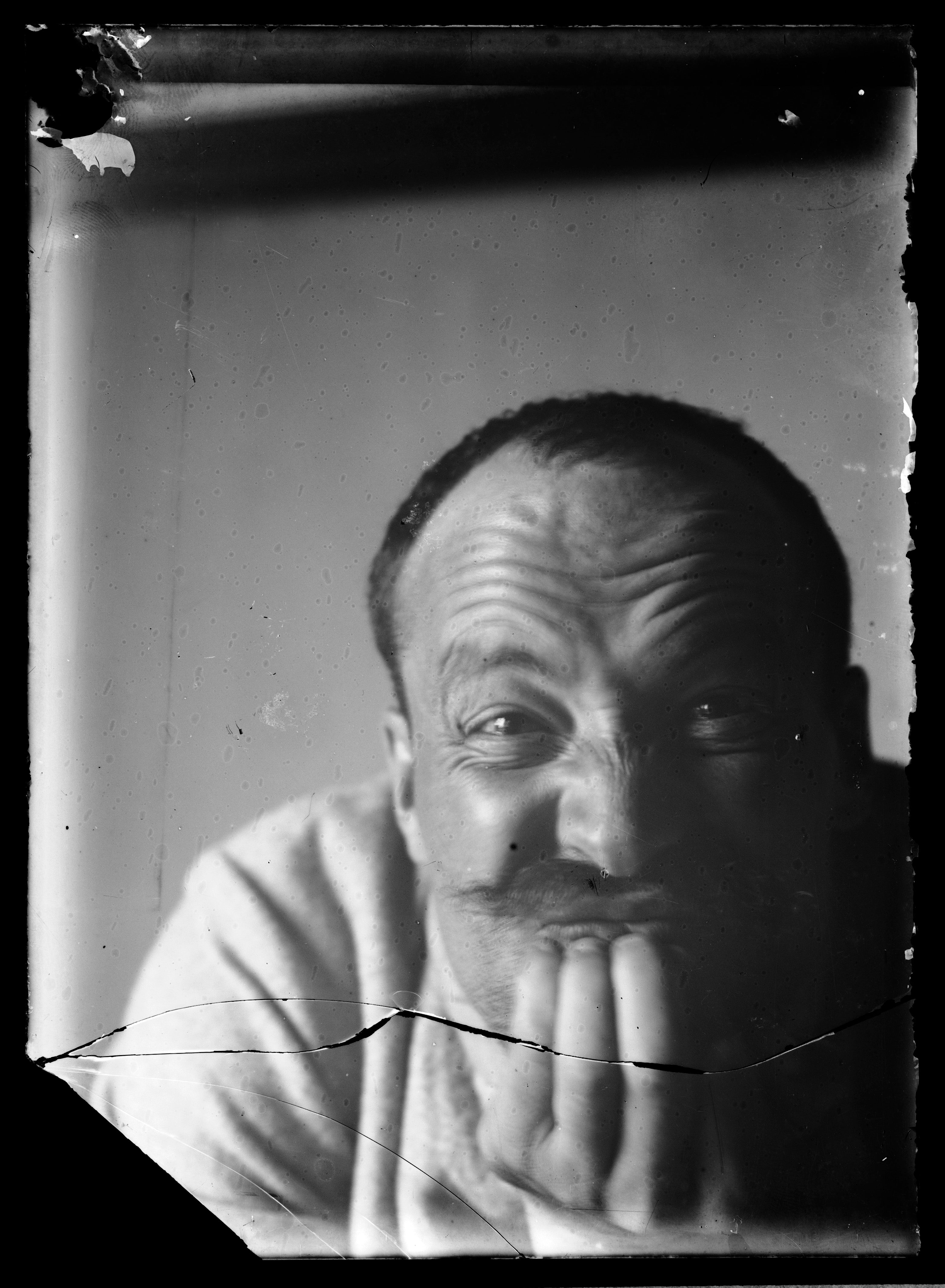 Hugo Simbergin omakuva valokuva, jossa hän irvistää kameralle