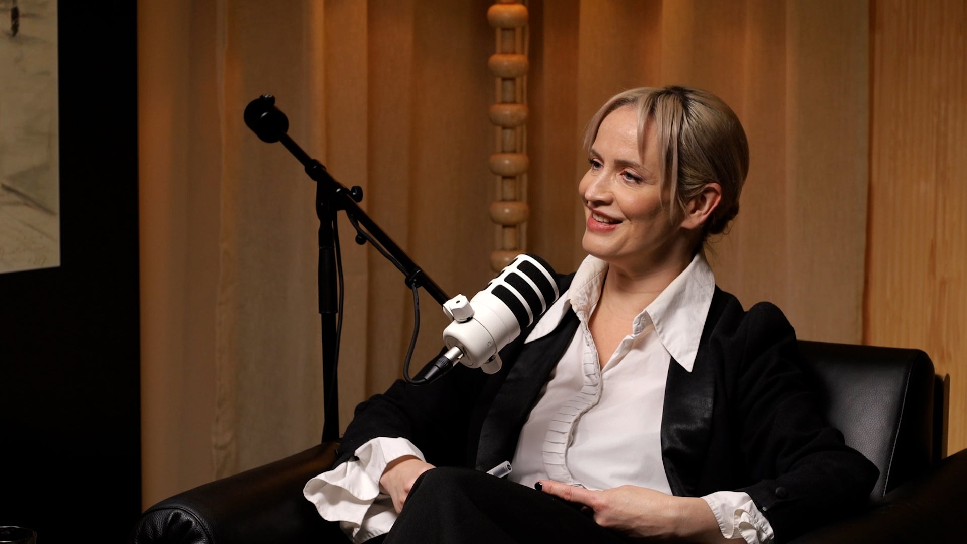 Valokuva jakson juontajasta Maija Vilkkumaasta